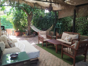 Dormir entre limones, Casa de invitados en vivienda familiar